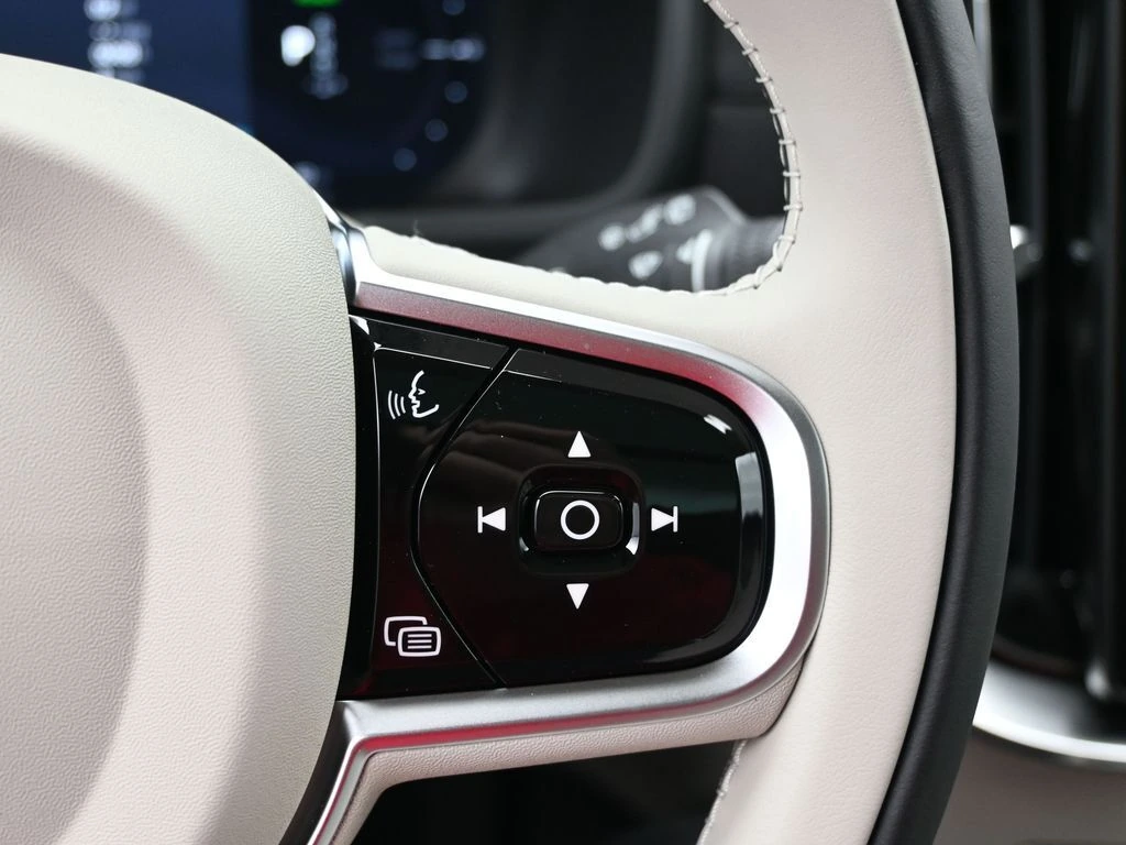 2026 Volvo - image 10