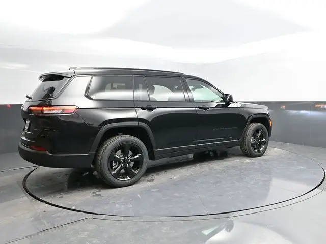 2025 Jeep Grand Cherokee Altitude photo 4