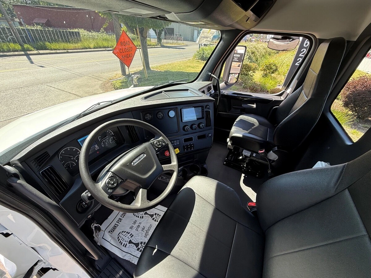 2027 Freightliner Cascadia — photo 6