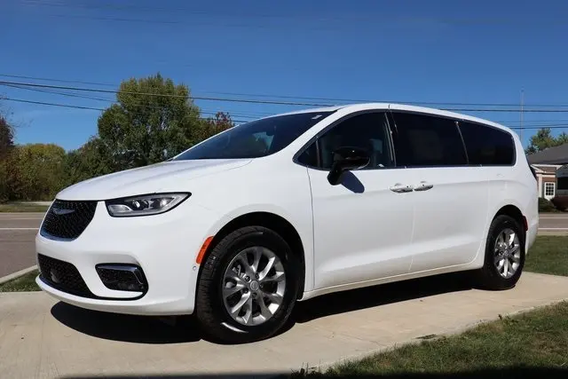2026 Chrysler Pacifica photo 7