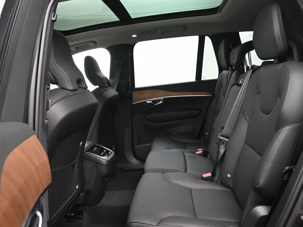 2025 Volvo - image 26