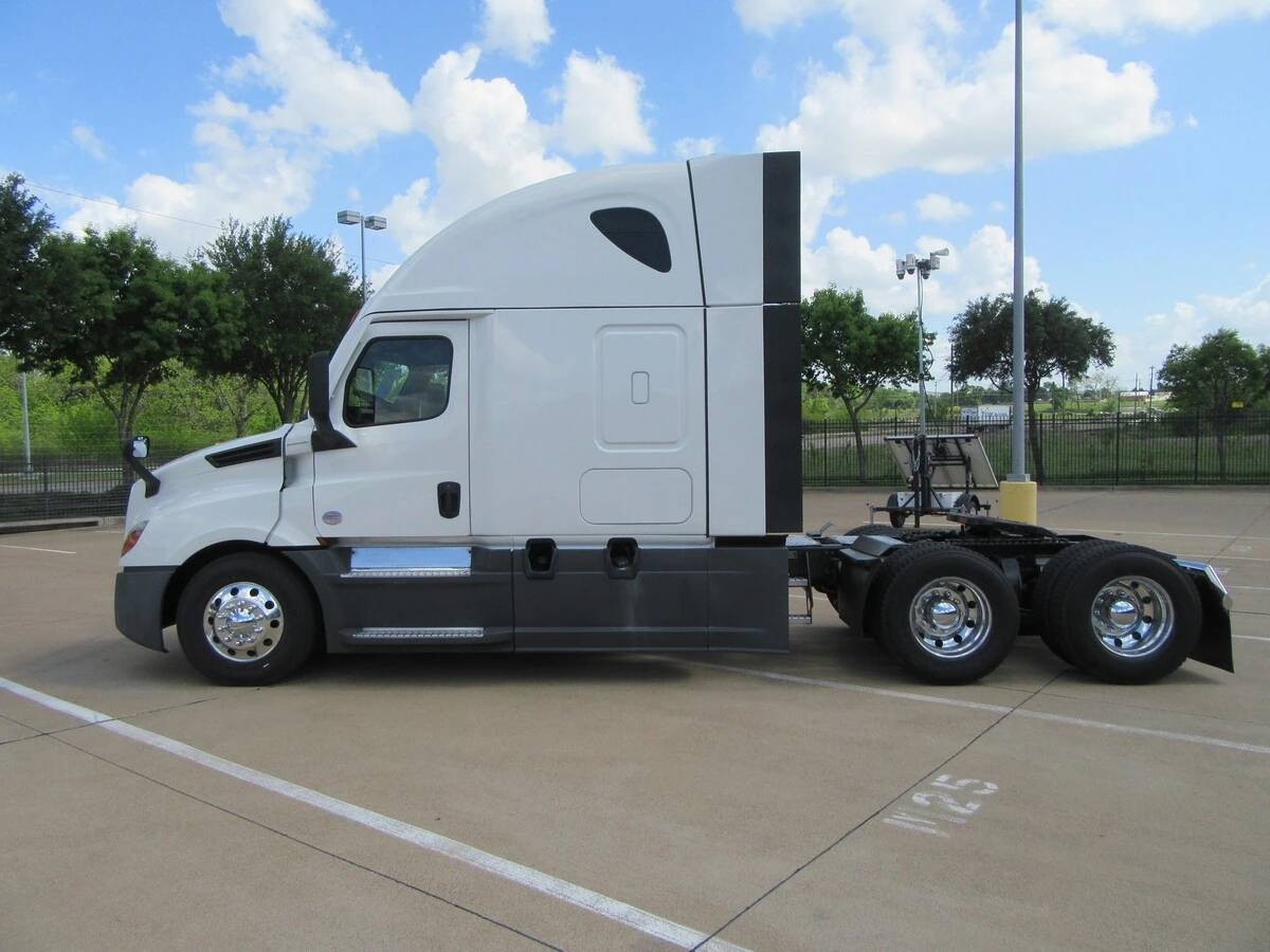2023 Freightliner Cascadia - image 5
