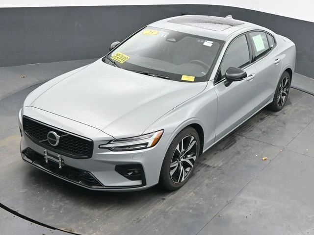 2025 Volvo - image 35