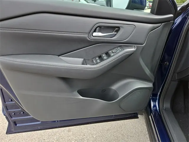 2026 Nissan Rogue SV photo 9