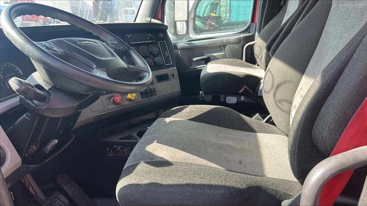 2022 Freightliner Cascadia - image 3