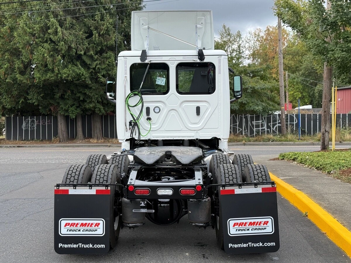 2027 Freightliner Cascadia — photo 5