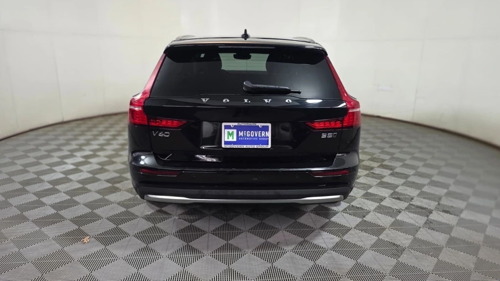 2025 Volvo - image 5