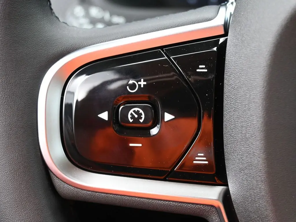 2025 Volvo - image 12