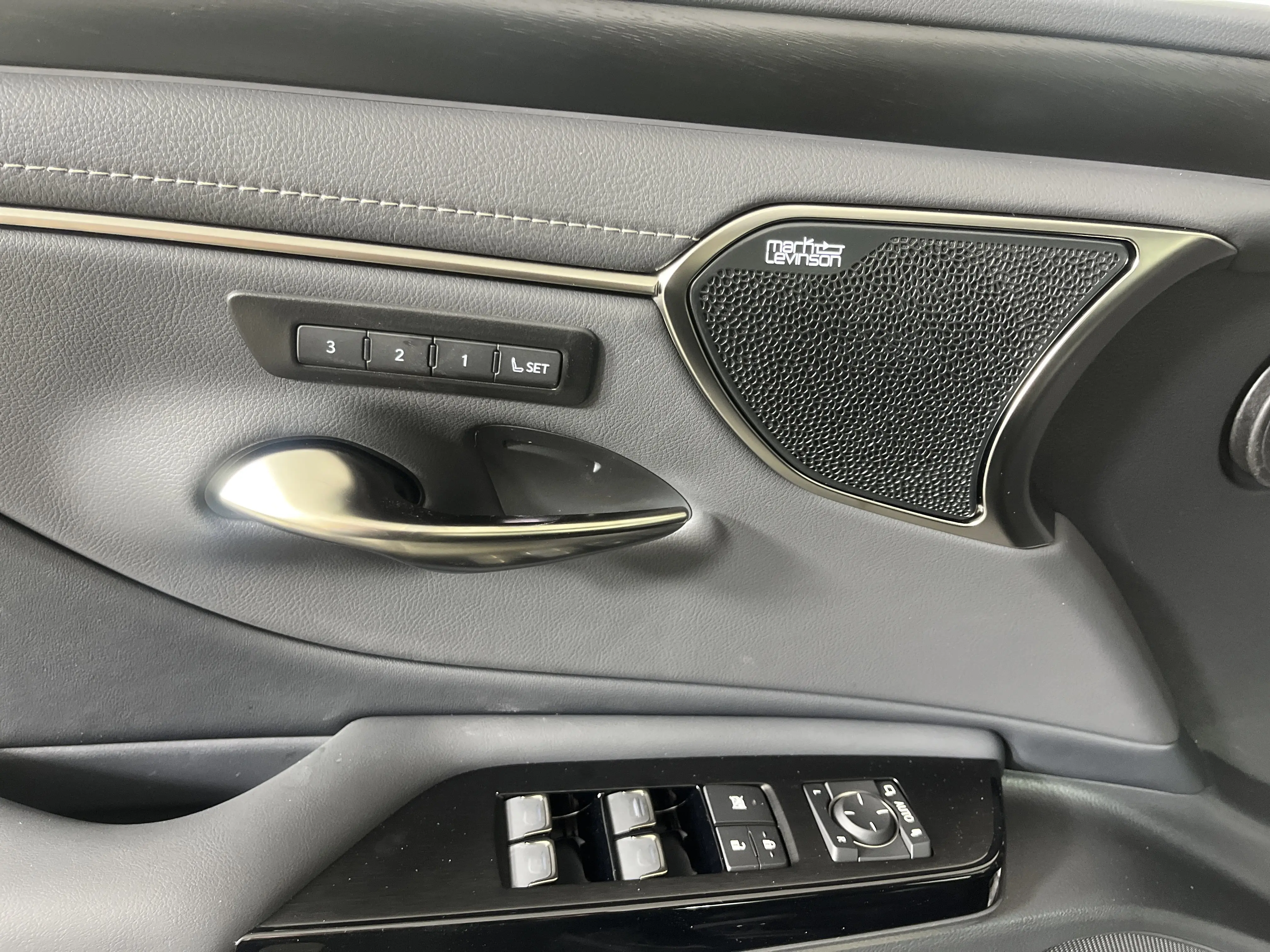 2025 Lexus ES 350 Ultra Luxury photo 3
