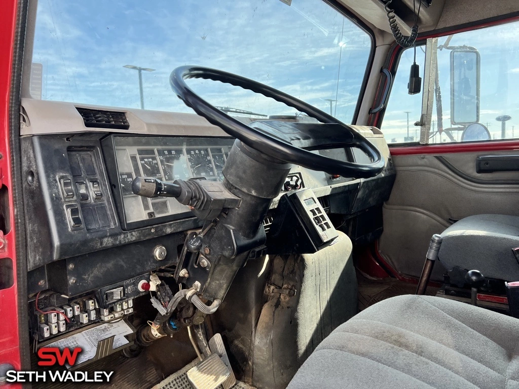 1998 International - image 9