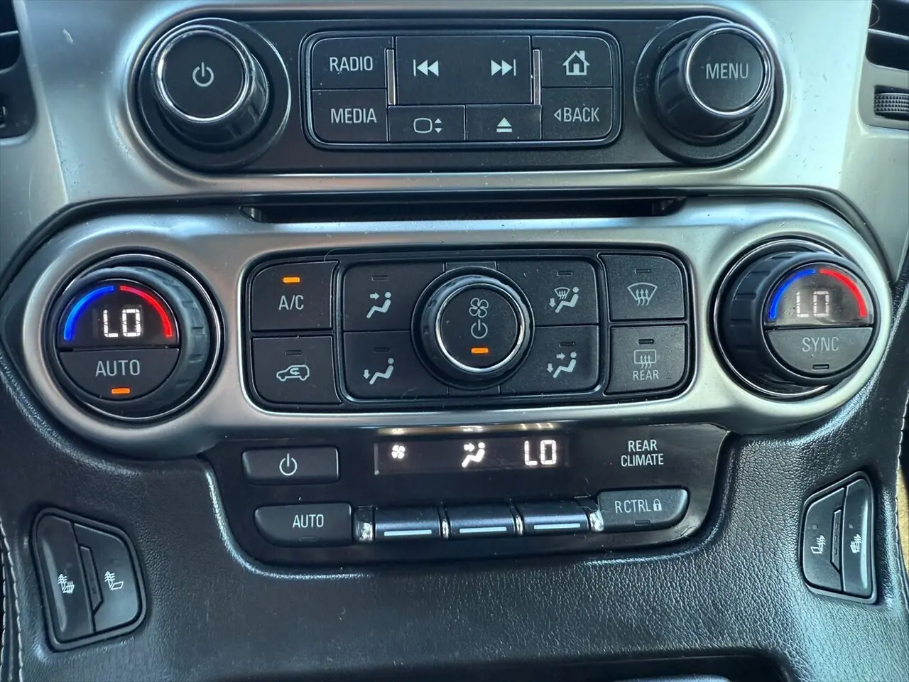 2016 Chevrolet Suburban LT photo 35