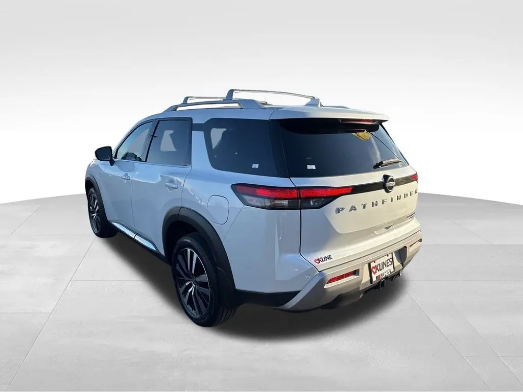 2025 Nissan Pathfinder Platinum photo 3