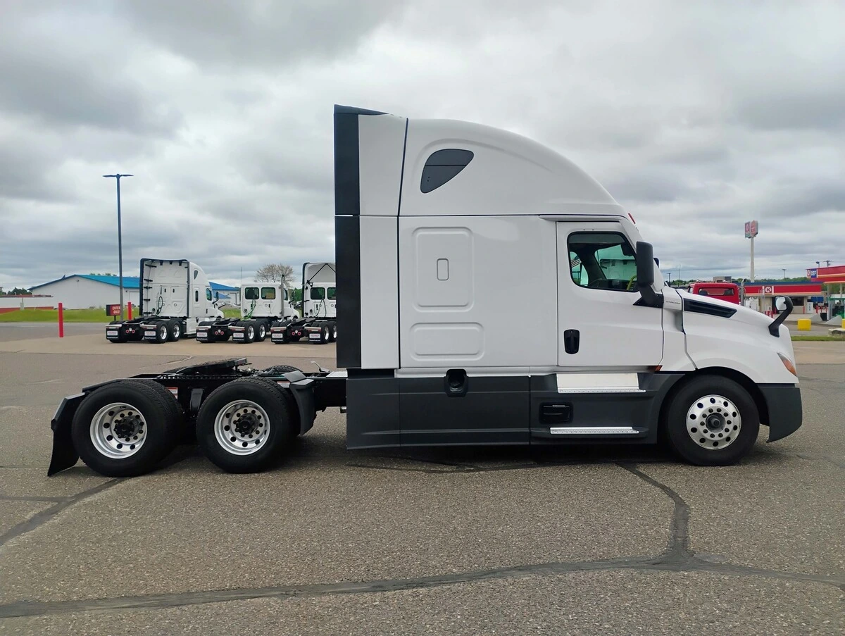 2025 Freightliner Cascadia — photo 4