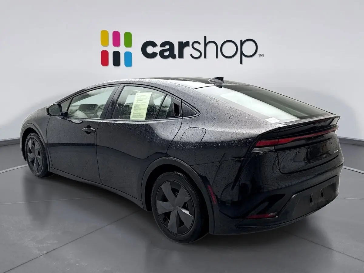 2024 Toyota Prius LE photo 3