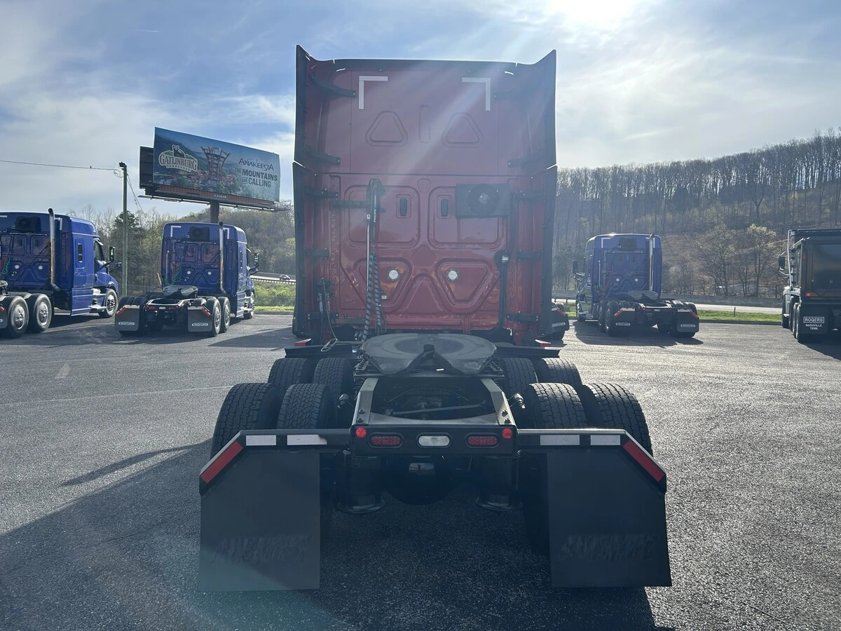 2023 Freightliner Cascadia - image 4