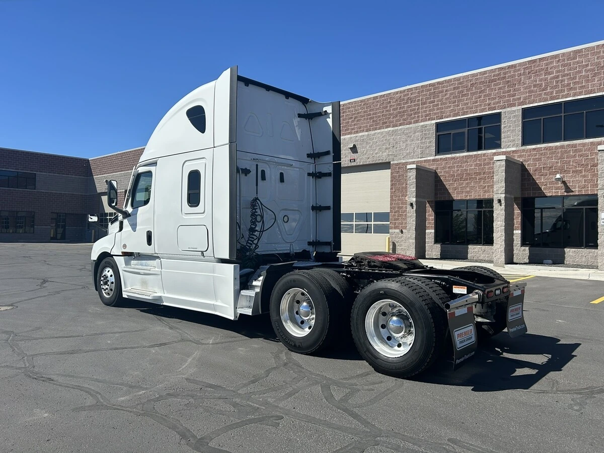 2022 Freightliner Cascadia - image 8