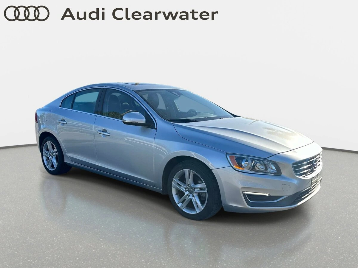 2015 Volvo - image 4