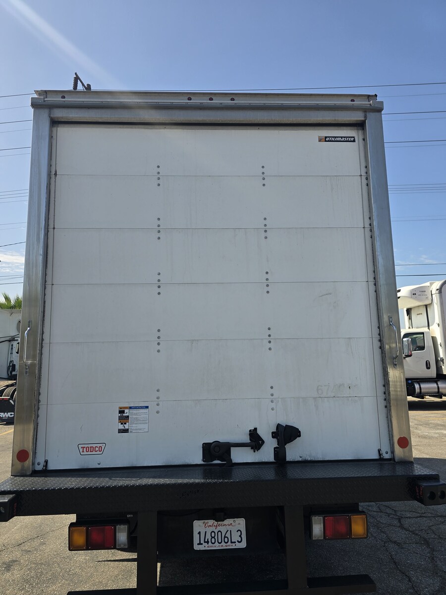 2022 Isuzu in CA — photo 6