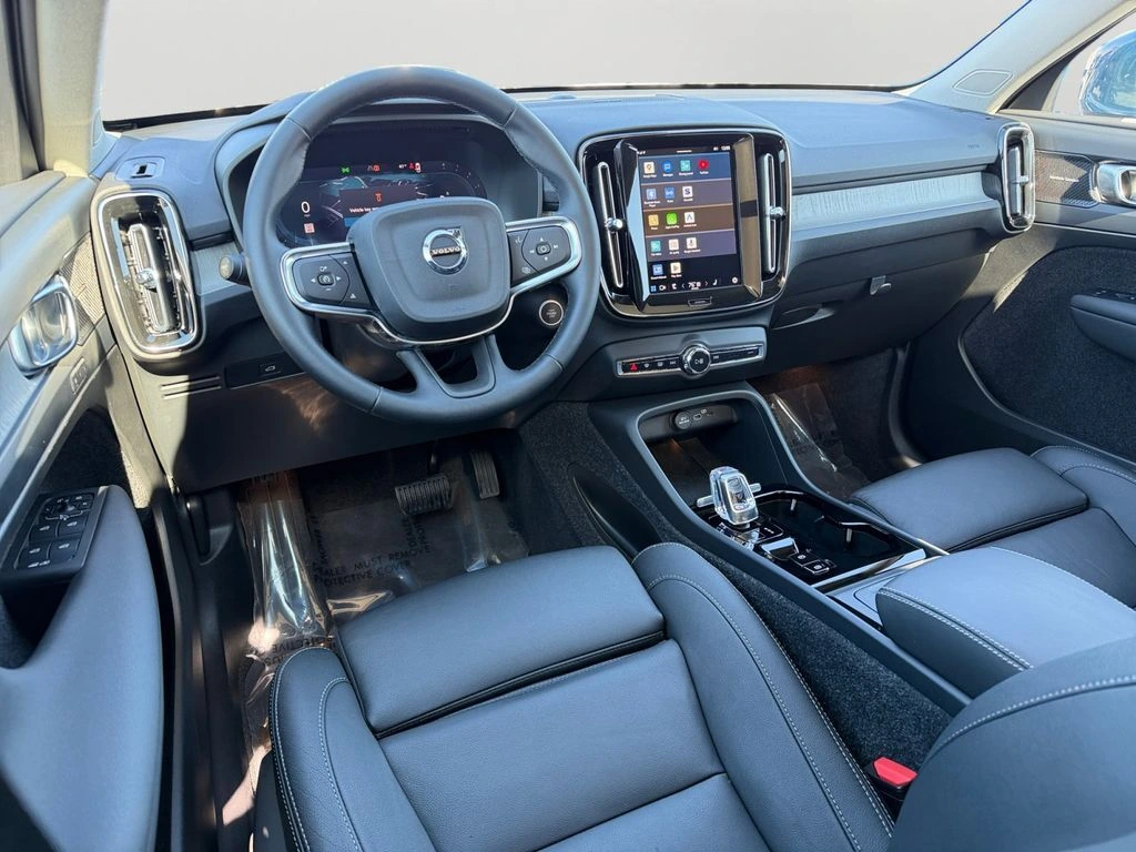 2025 Volvo - image 13