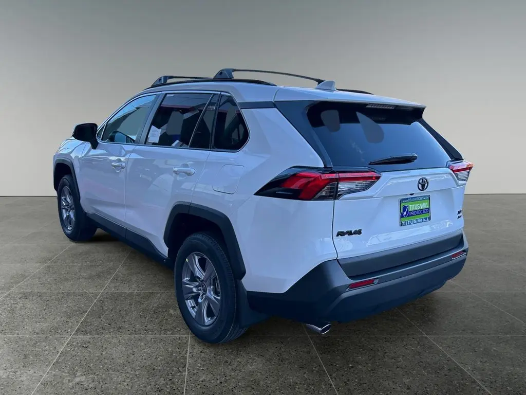 2025 Toyota RAV4 XLE photo 5