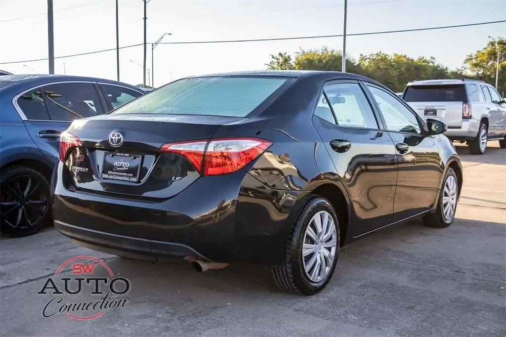2015 Toyota Corolla LE photo 4