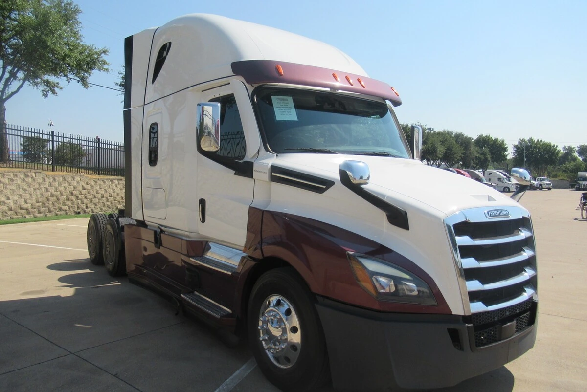 2023 Freightliner Cascadia — photo 2