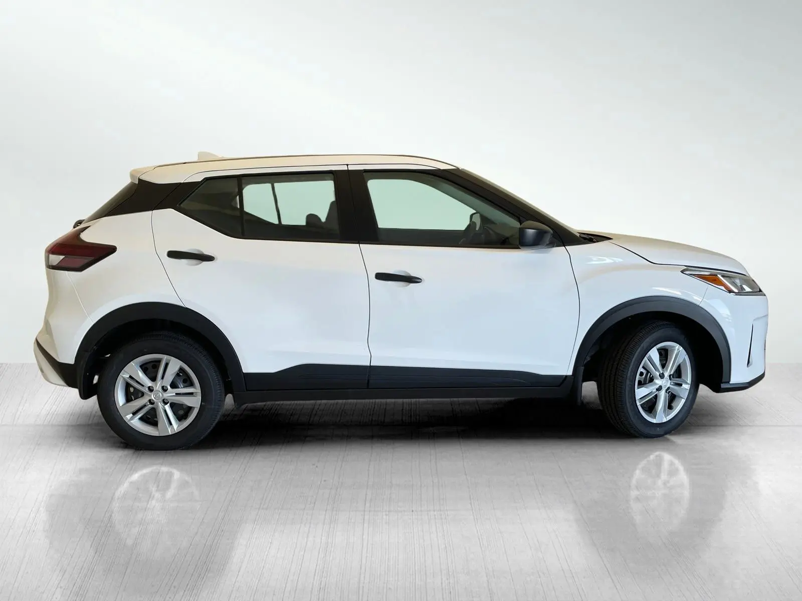 2025 Nissan Kicks Play S photo 3