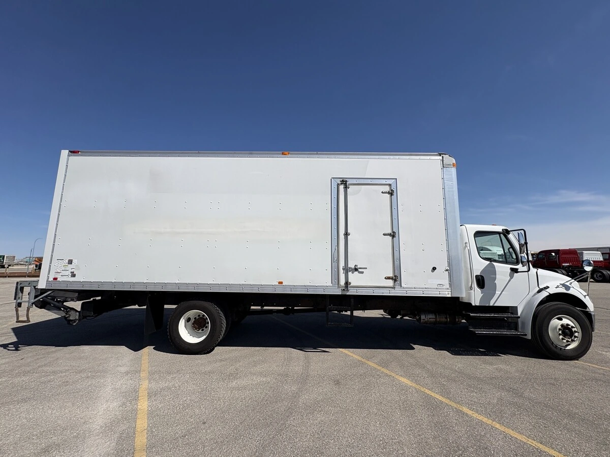 2018 Freightliner M2 106 in Mississauga, ON — photo 4