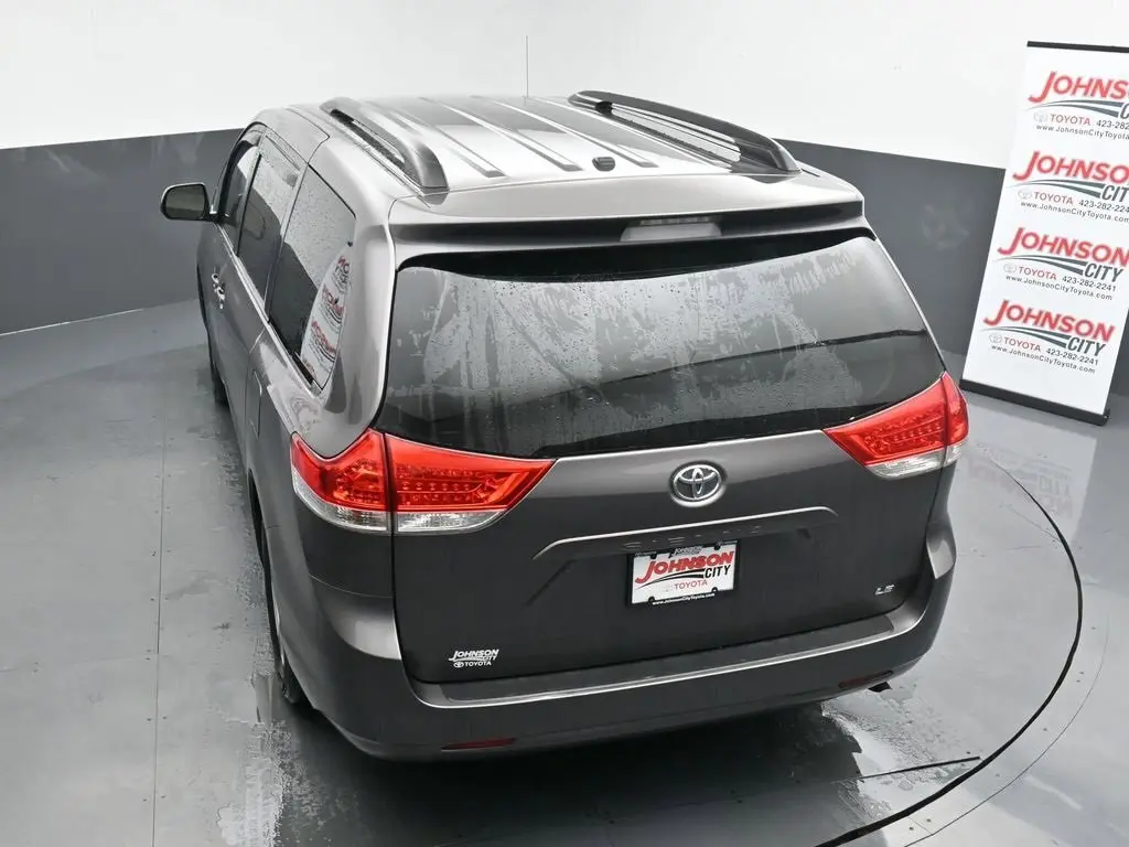 2014 Toyota Sienna LE photo 36