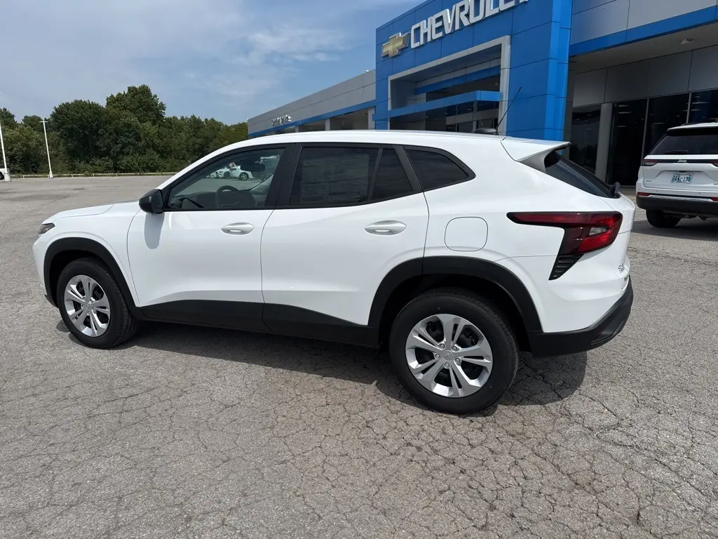 2025 Chevrolet Trax LS photo 8