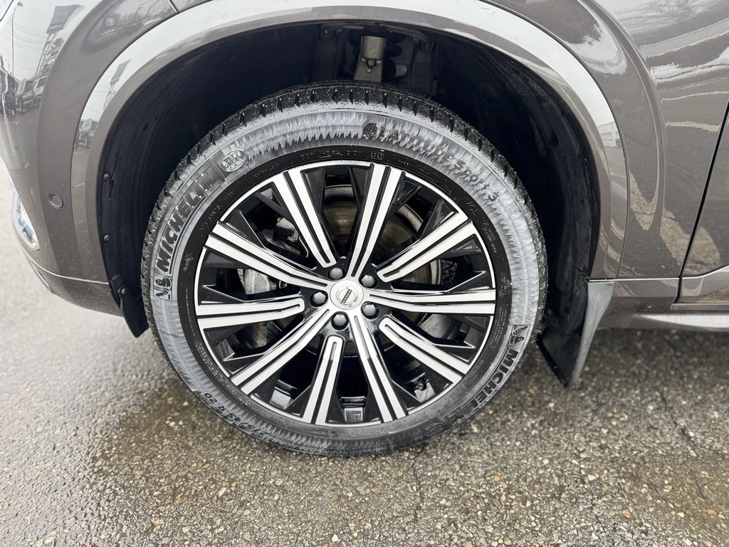 2024 Volvo - image 3