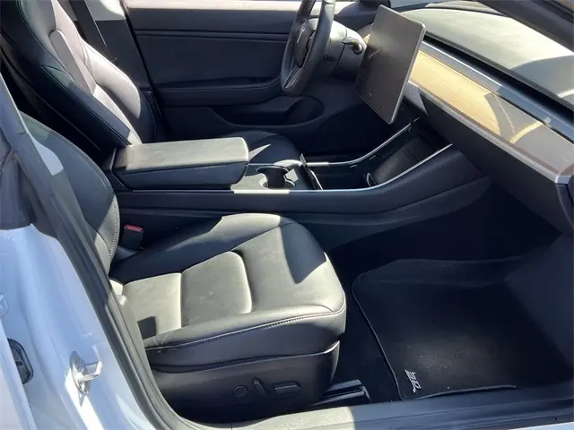 2019 Tesla Model 3 Long Range photo 19