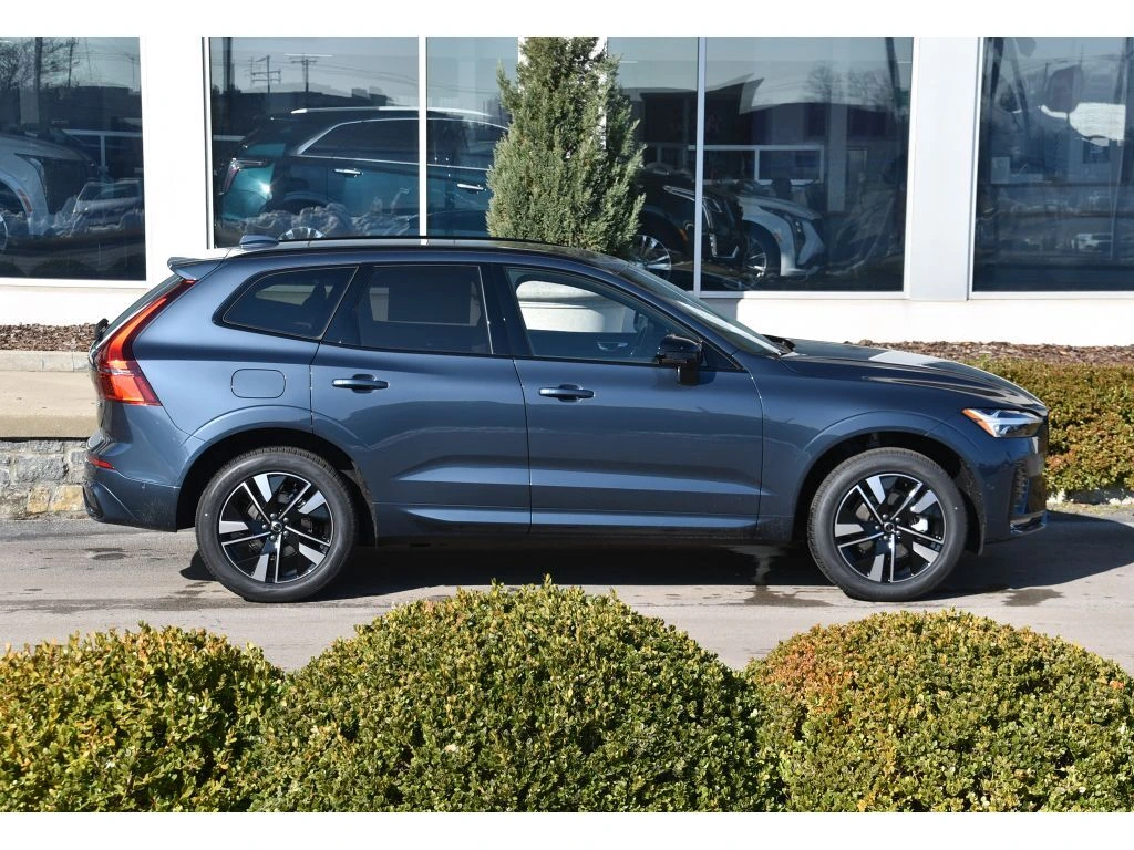 2026 Volvo - image 3