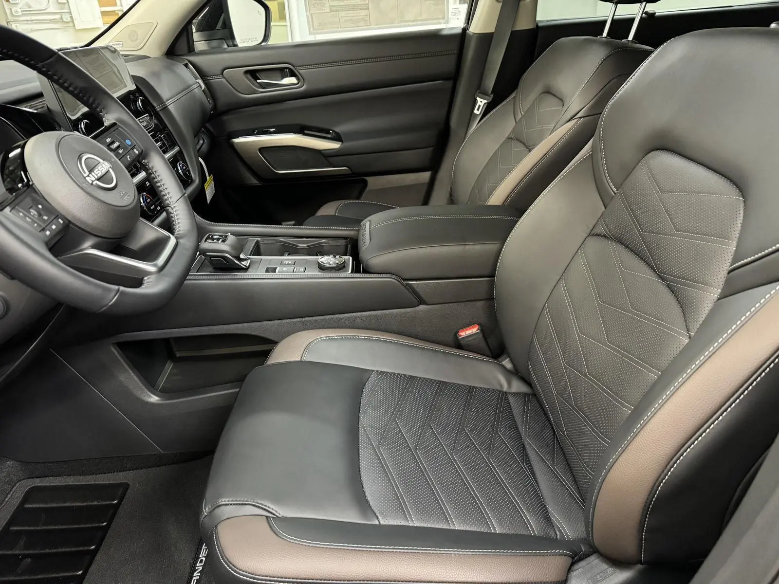 2025 Nissan Pathfinder Platinum photo 8