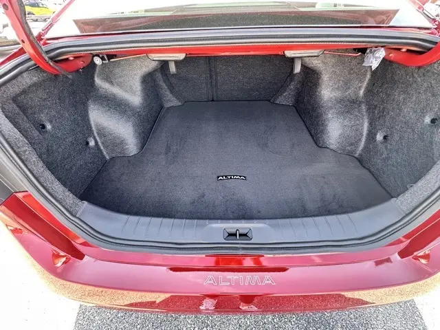 2025 Nissan Altima 2.5 SR photo 9