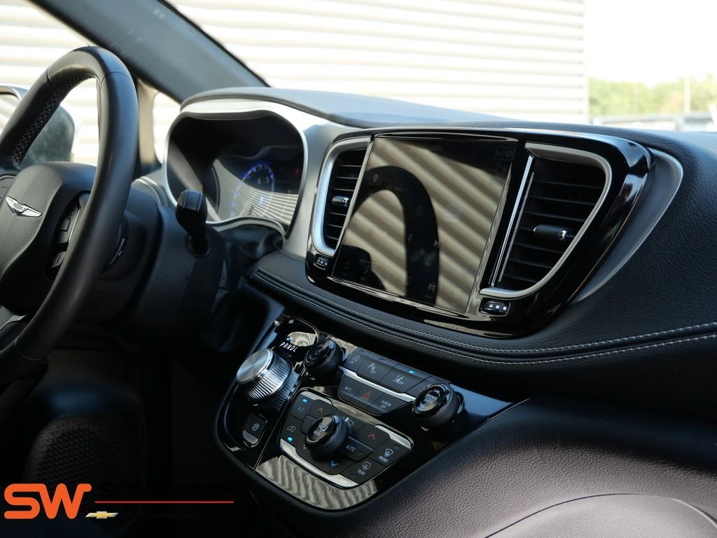 2023 Chrysler Pacifica Touring - Photo 19