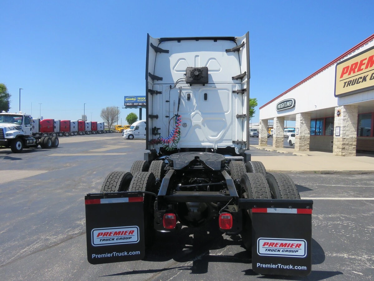 2023 Freightliner Cascadia - image 5