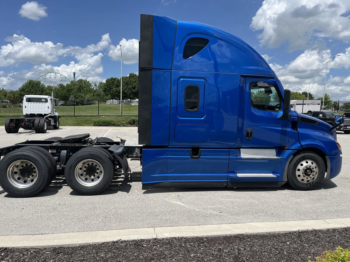 2022 Freightliner Cascadia — photo 4
