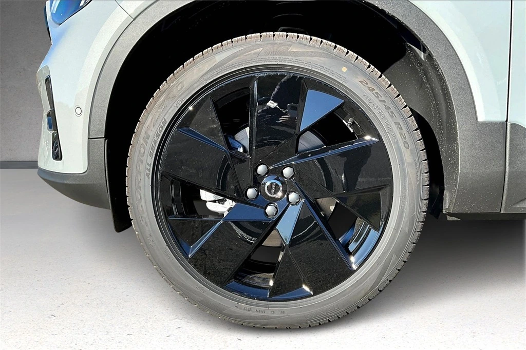 2026 Volvo - image 12