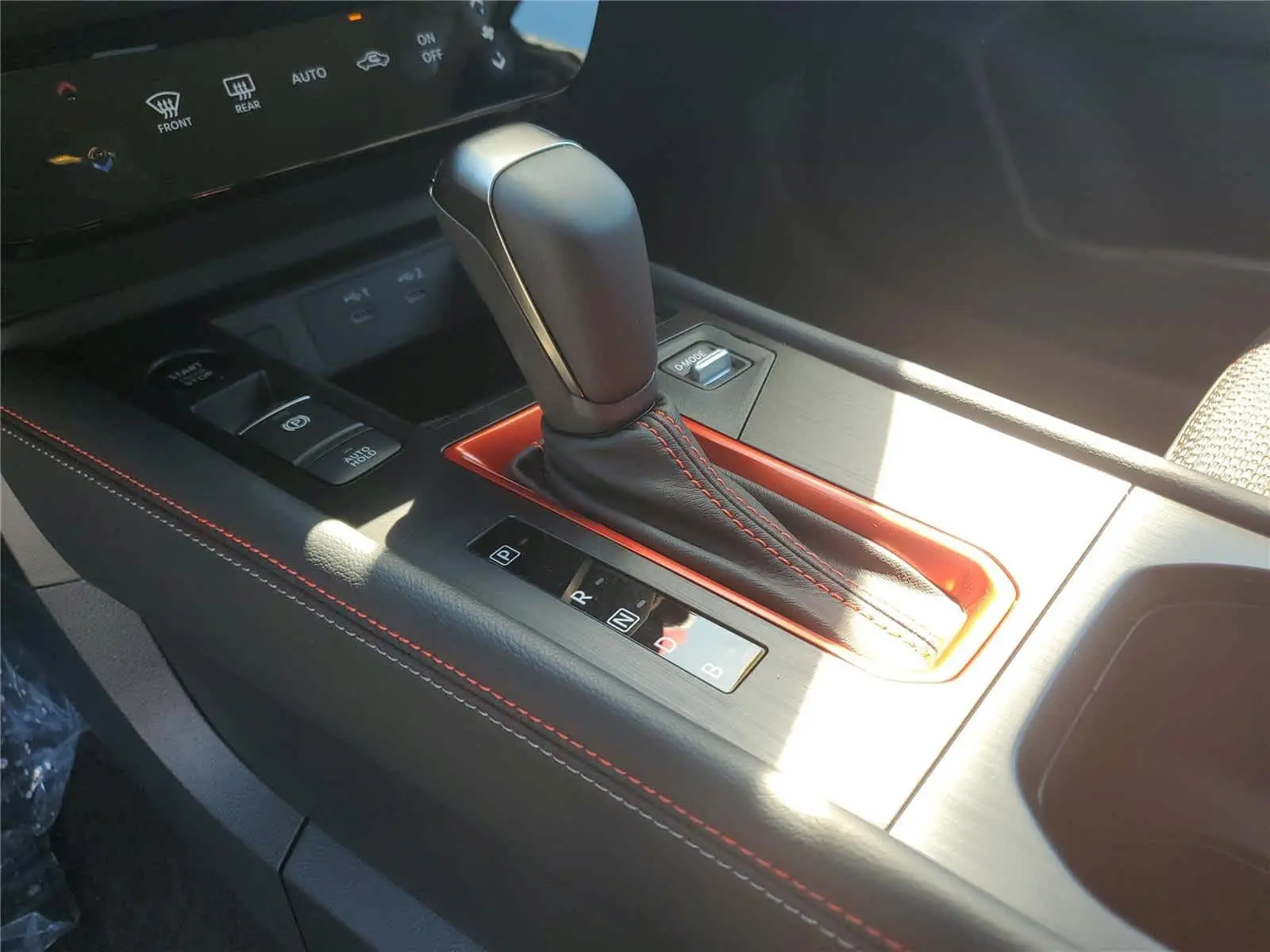 2025 Nissan Kicks SR photo 9