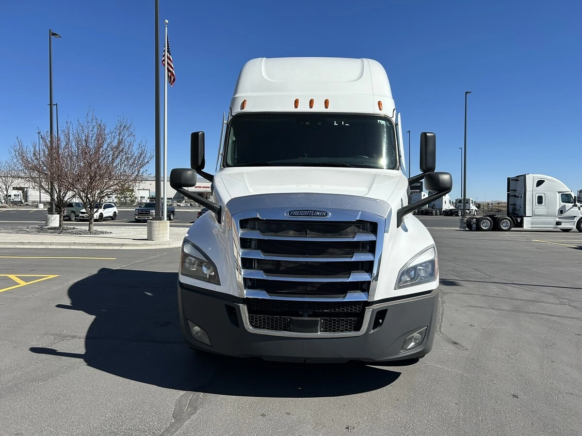 2022 Freightliner Cascadia - image 3