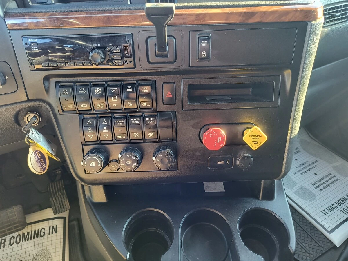 2020 International LT - image 7