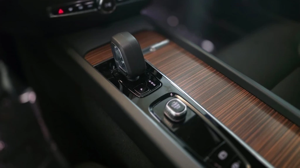 2025 Volvo - image 20