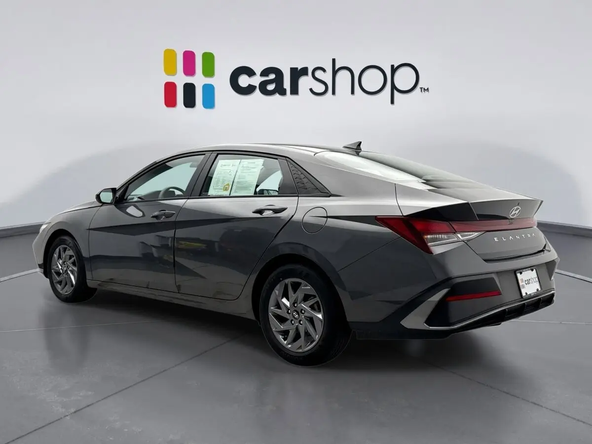 2024 Hyundai Elantra SEL photo 3