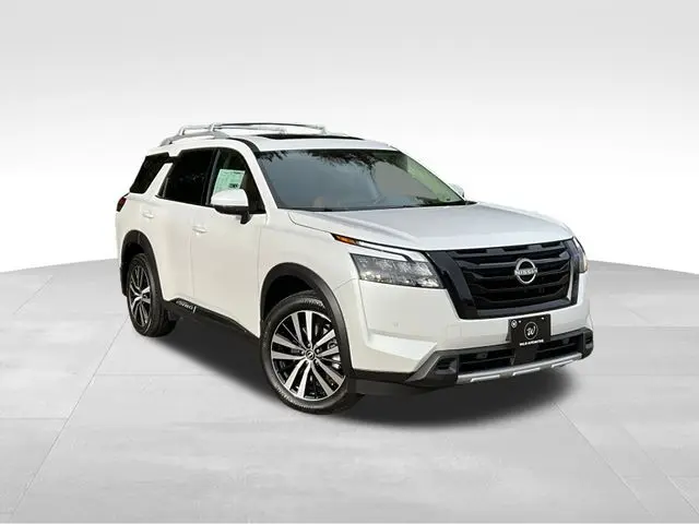2025 Nissan Pathfinder Platinum's photo