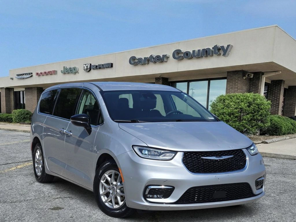 2024 Chrysler Pacifica Touring L's photo