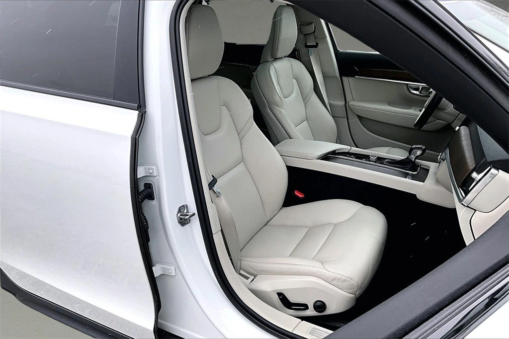 2021 Volvo - image 28