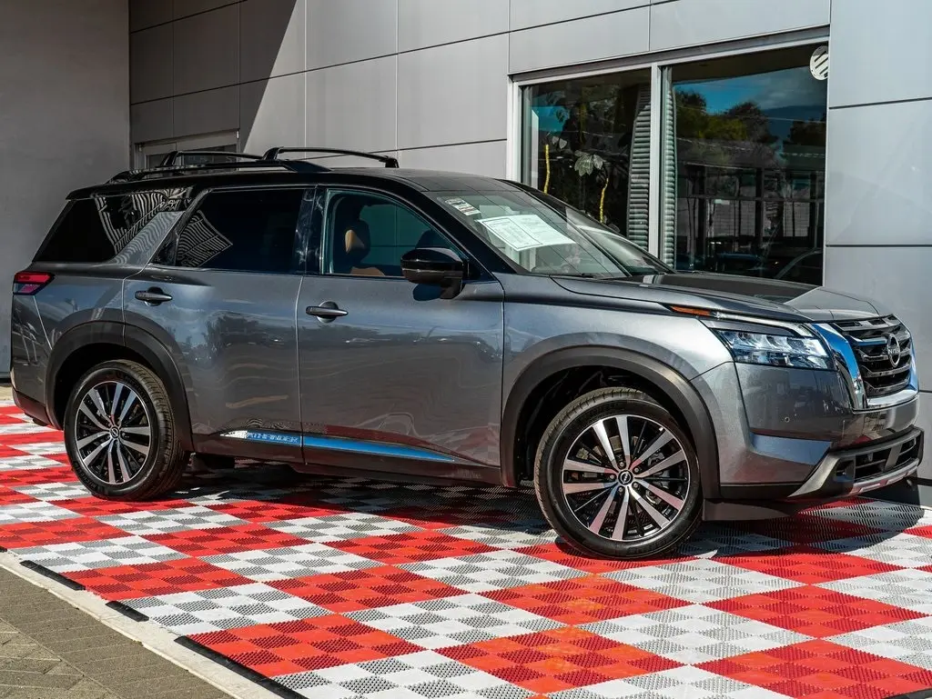2023 Nissan Pathfinder Platinum photo 3