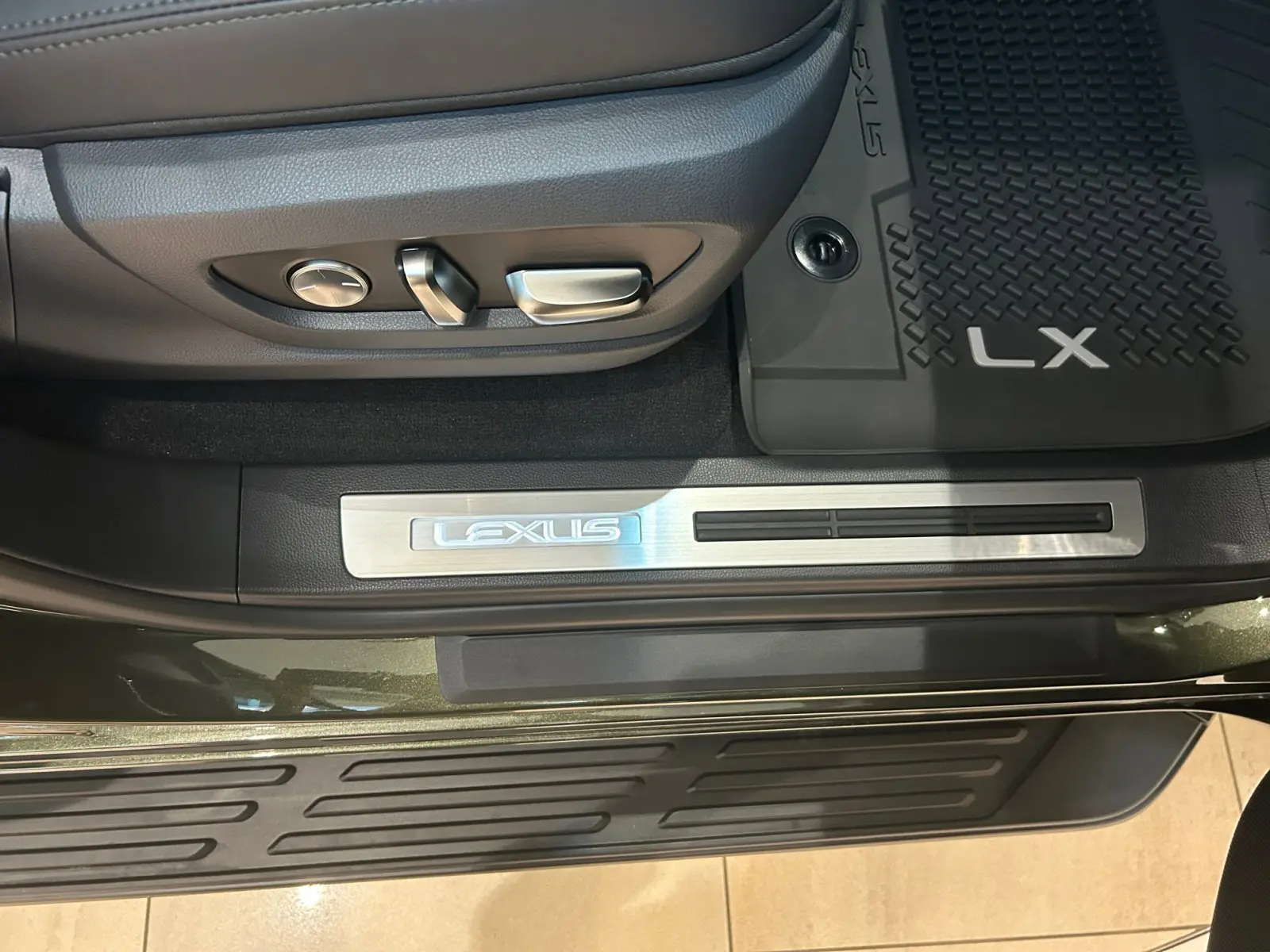 2025 Lexus LX photo 18