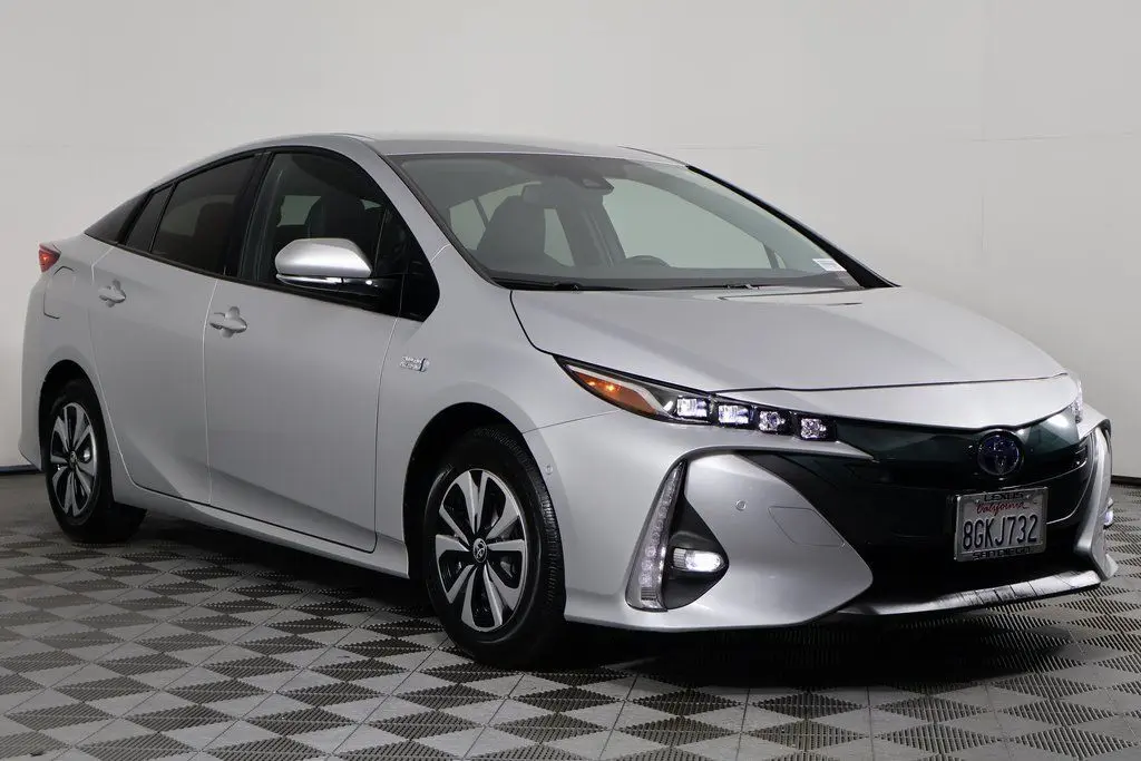 2018 Toyota Prius Prime Advanced photo 2